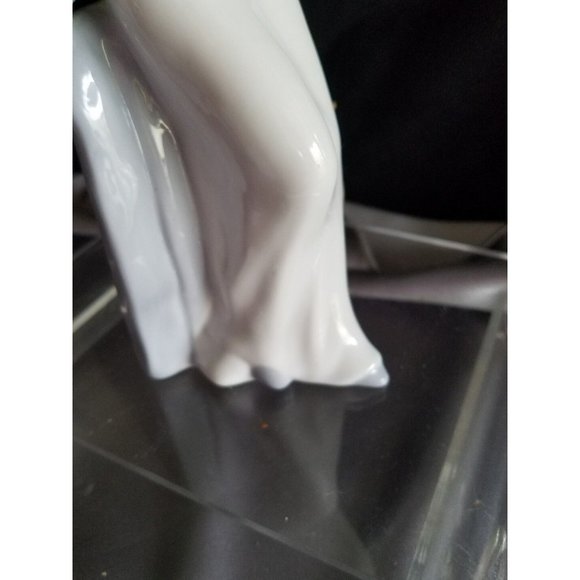 Vtg 9" Spanish Porcelain Figurine Lady leaning for a kiss marked 07.6.76 Nadal? - Picture 7 of 10